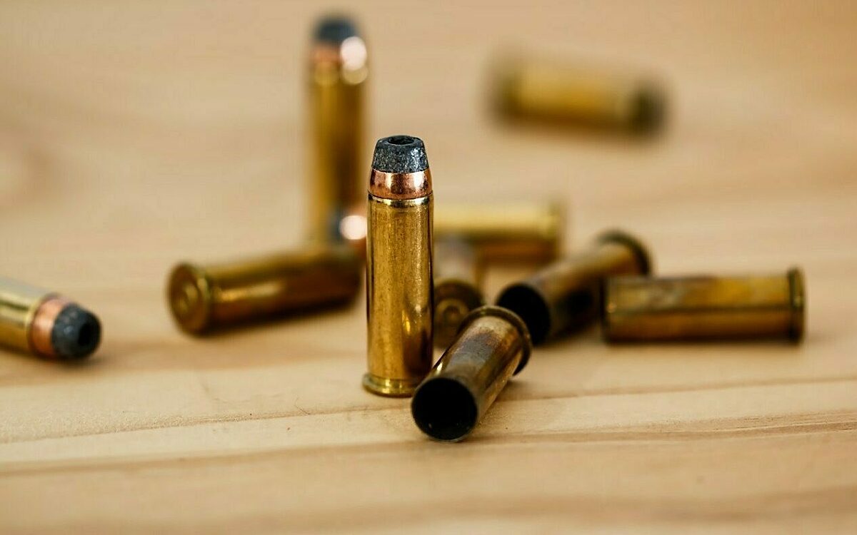 Munition auf einem Holztisch Munition auf einem Holztisch